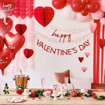 Valentine Table Decorations: Romantic Red and Pattern Mix